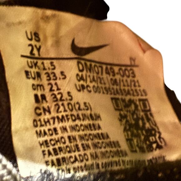 NIKE Phantom GT2 Unisex 2Y Academy Soccer Indoor Shoe Black Green DM0749-003 - Picture 13 of 13